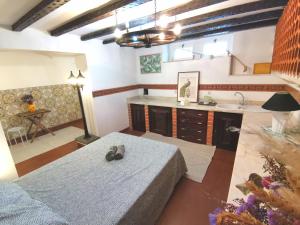 a large room with a kitchen and a sink at Botanique Guesthouse in Cascais