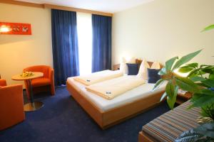 Łóżko lub łóżka w pokoju w obiekcie Hotel Garni Oasis Loipersdorf