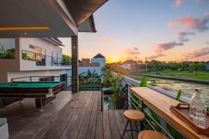 Casa con terraza con mesa de billar en Hedonia Luxury Villas, en Seminyak