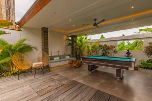 una mesa de billar en medio de un patio en Hedonia Luxury Villas, en Seminyak