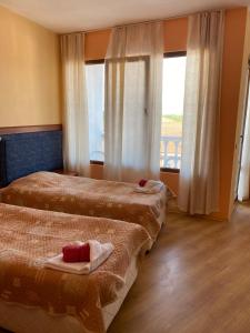 Un pat sau paturi într-o cameră la Pancho Family Hotel +37 fotografii