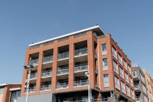 een rood bakstenen gebouw met balkons aan de zijkant bij BizStay Harbour III Scheveningen Apartments in Scheveningen