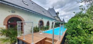 Der Swimmingpool an oder in der Nähe von Demeure de 6 chambres avec piscine interieure sauna et jardin clos a Vernou sur Brenne