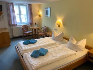 En eller flere senge i et værelse på Hotel Gutshaus Kajahn