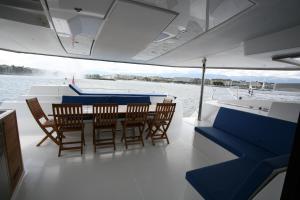 ジュネーヴにあるフロートイン ボート BnBの船上のテーブルと椅子