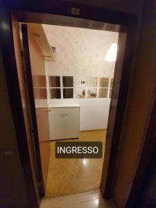 una puerta abierta a una habitación con cocina en Piccola Oasi Marittima, en Lavagna