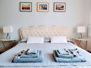 ミラノにあるAngela's Apartmentのベッドルーム1室(2名用のベッド1台、タオル付)