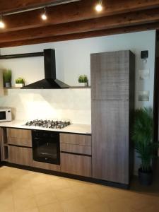 een keuken met een kookplaat en een oven bij Casa Lorena in Desenzano del Garda