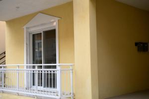 uma varanda com um corrimão branco num edifício em One Bedroom Flat 300m from Sea em Alexandroúpolis
