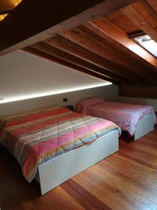 Un dormitorio con dos camas en un ático. en Casa Lorena, en Desenzano del Garda