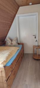 Postel nebo postele na pokoji v ubytování Ferienwohnung im Rohrdachhaus