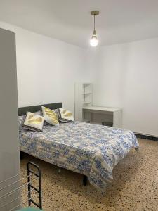 Un dormitorio con una cama con almohadas. en APARTAMENTO TURISTICO JAUME CENTRO, en Tarragona
