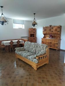 een woonkamer met een bank en een tafel bij Marilù in Stezzano
