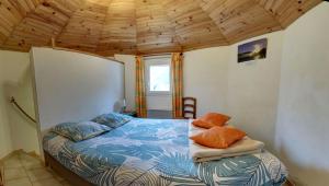 Tempat tidur dalam kamar di Appartement T1 "Capella" de l'observatoire