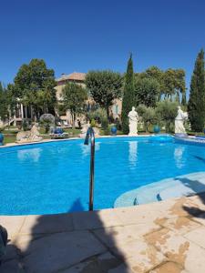 - une grande piscine d'eau bleue dans un bâtiment dans l'établissement Château des Fontaines, à Canet d'Aude