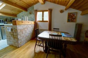 a kitchen and dining room with a table and chairs at Appartement T2 "Altaïr" de l'observatoire in Bauduen