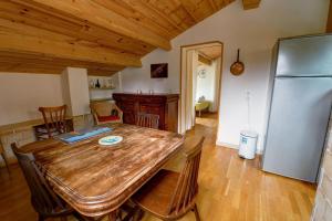 cocina con mesa de madera y nevera en Appartement T2 "Altaïr" de l'observatoire, en Bauduen