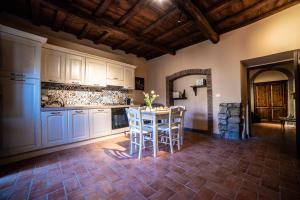 una cocina con mesa y sillas. en Il giardino nel borgo en Viterbo