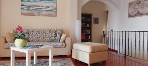萊萬托的住宿－Casa Sofia，客厅配有沙发、桌子和椅子