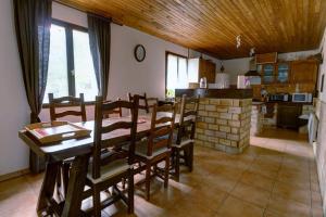 - une salle à manger et une cuisine avec une table et des chaises dans l'établissement Grand gite T5 "Sirius" de l'observatoire, à Bauduen