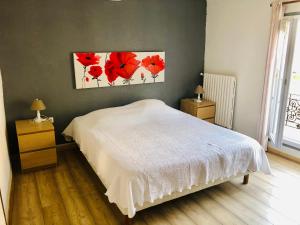 sypialnia z białym łóżkiem i 2 szafkami nocnymi w obiekcie Hôtel Restaurant La Forge w mieście Castellane