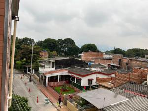 Una vista aérea de una ciudad con un edificio. en 302 Bonito Apartamento para 3 Excelente precio y ubicacion, en Ibagué