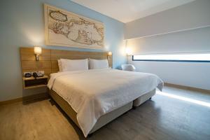 Un dormitorio con una cama grande y una ventana en Holiday Inn Express Cartagena Manga, an IHG Hotel, en Cartagena de Indias