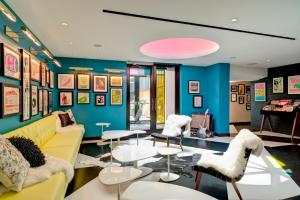 Uma área de estar em The Verb Hotel
