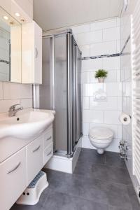 ヴァンガーオーゲにあるKlipperstevenのシャワー、洗面台、トイレ付きのバスルーム +30枚の写真