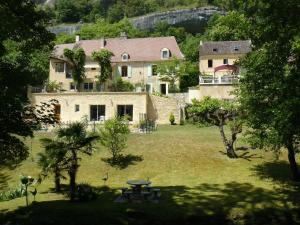 a large house in the middle of a yard at Chambres d'Hôtes & Gites Pouget in Les Eyzies-de-Tayac
