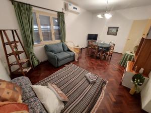 sala de estar con sofá y mesa en Departamento peatonal Mendoza en Mendoza