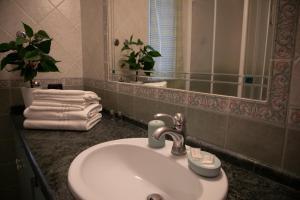 A bathroom at Relais CuoreNapoletano