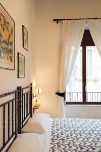 A bed or beds in a room at Relais CuoreNapoletano