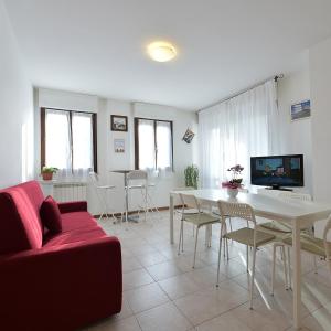 Μια τηλεόραση ή/και κέντρο ψυχαγωγίας στο CASA VACANZE RELAX duepassi dal riviera horses
