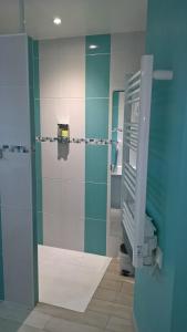 Salle de bains dans l'établissement L'Escale, chambres chez l'habitant