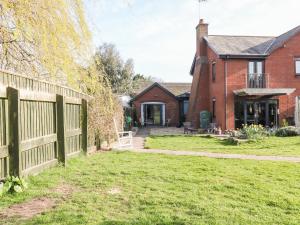 una casa con una recinzione di fronte a un cortile di Farriers Retreat a Budleigh Salterton
