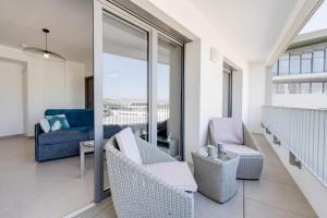 ein Wohnzimmer mit zwei Stühlen und einer Couch in der Unterkunft La Cantonade - Nice T2 with garage for 4 people near Beach in Annecy