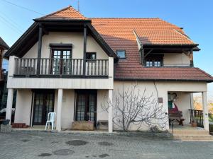une maison avec un balcon et un toit dans l'établissement Sur la route du vin, à Rorschwihr