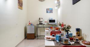 uma cozinha com uma mesa com comida em B&b Casa Bello em Trecase