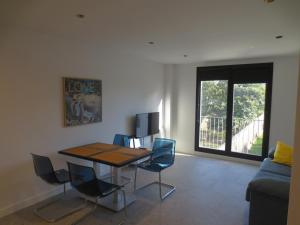 a living room with a table and chairs and a couch at Apartamentos Hispano Nájera in Nájera