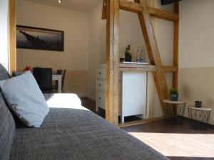 Un pat sau paturi într-o cameră la Ferienwohnung Friedrich Schiller, 2 Schlafzimmer, Balkon,kostenloses WiFi, nähe Zentrum,