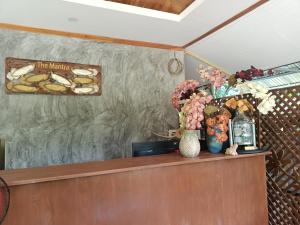 un bancone con due vasi e fiori sopra di The mantra resort a Ko Yao Yai