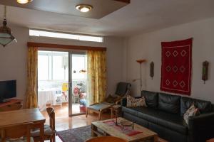 salon z kanapą i stołem w obiekcie Apartamento Chico am Hafen im Valle Gran Rey w mieście Valle Gran Rey
