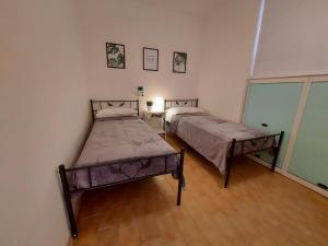 twee bedden in een kamer met bij Esperia 23 in Lido di Pomposa