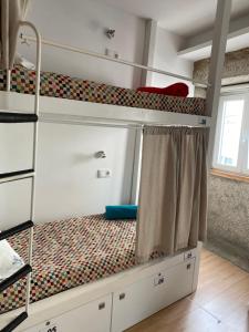 Двох'ярусне ліжко або двоярусні ліжка в номері Hostel Eleven