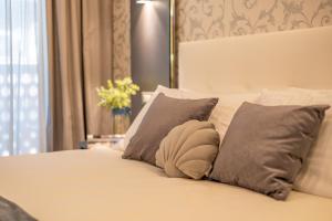 Postel nebo postele na pokoji v ubytování Romagna Suite Hotel