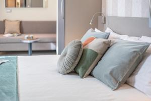 Кровать или кровати в номере Romagna Suite Hotel