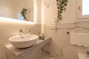Ett badrum på Romagna Suite Hotel