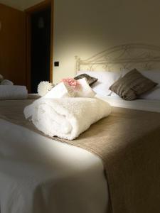 - une serviette blanche au bout d'un lit dans l'établissement Casa Mary, à Tropea