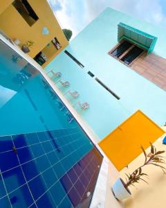 uma vista para uma piscina com cadeiras e um edifício em Pousada 461 em Recife